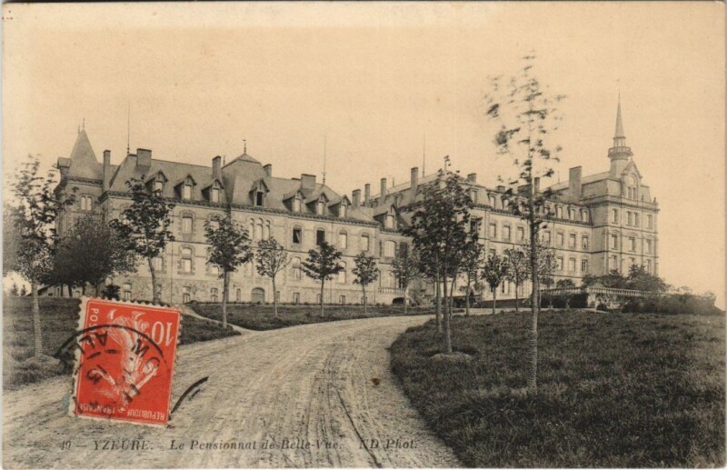 Carte postale ancienne Yzeure Le Pensionnat de Belle-Vue à Yzeure