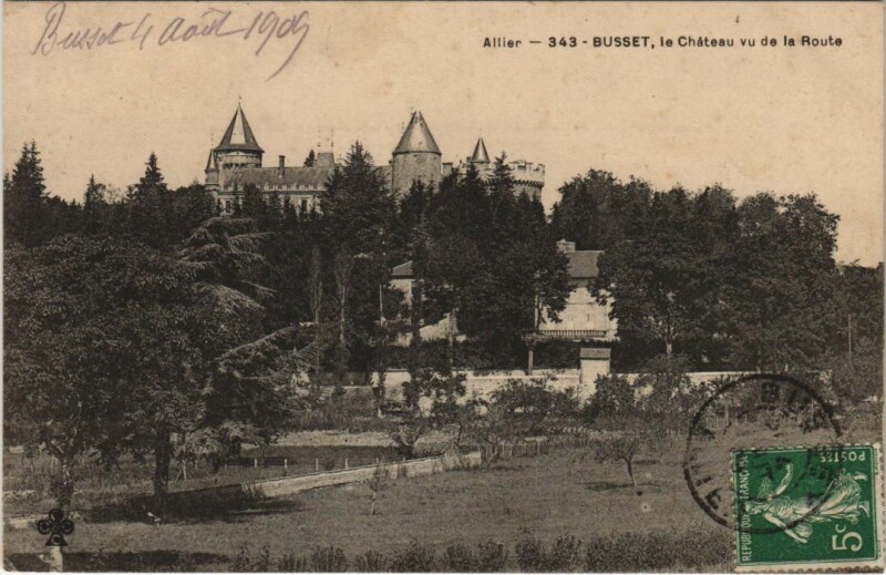 Carte postale ancienne Busset Le Chateau vu de la Route à Busset