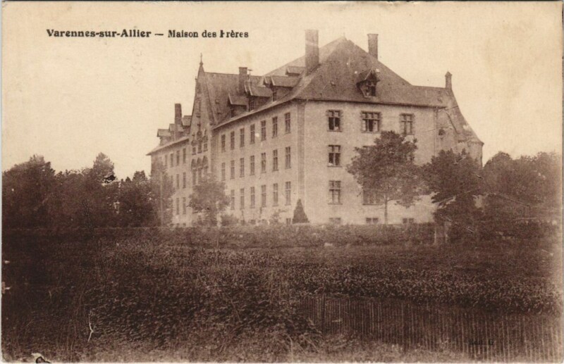 Carte postale ancienne Varennes-sur-Allier Maison des Freres à Varennes-sur-Allier