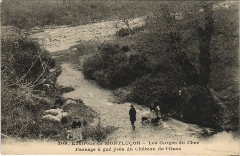 Carte postale ancienne Montlucon Environs - Les Gorges du Cher Passage a Gue