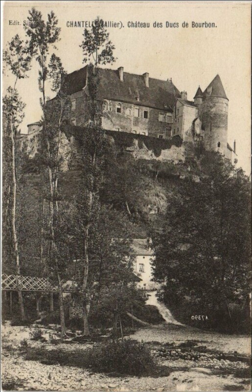 Carte postale ancienne Chantelle Chateau des Ducs de Bourbon à Chantelle