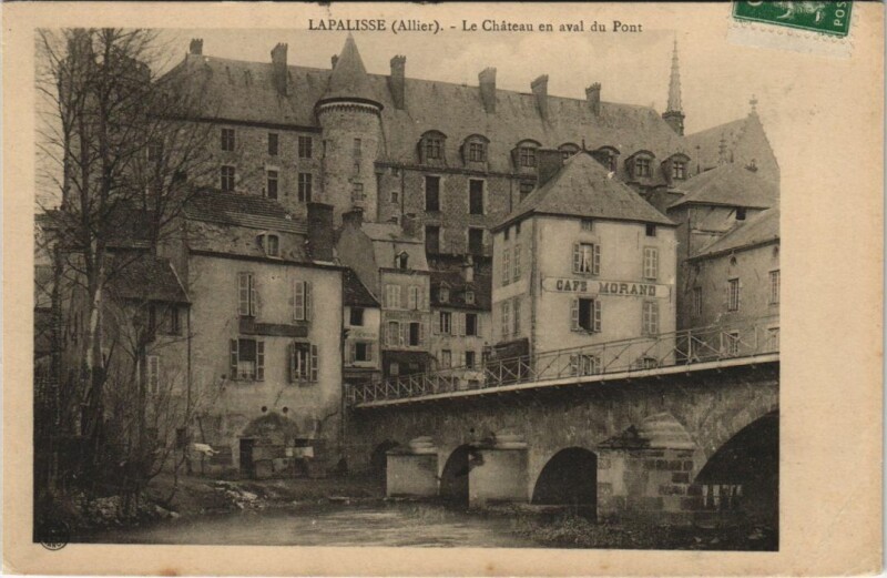 Carte postale ancienne Lapalisse Le Chateau en Aval du Pont à Lapalisse