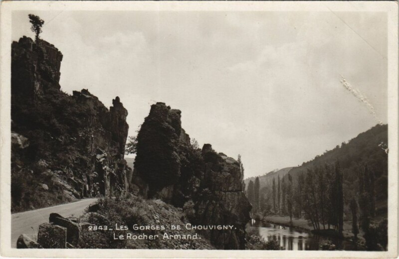 Carte postale ancienne Les Gorges de Chouvigny - Le Rocher Armand à Chouvigny