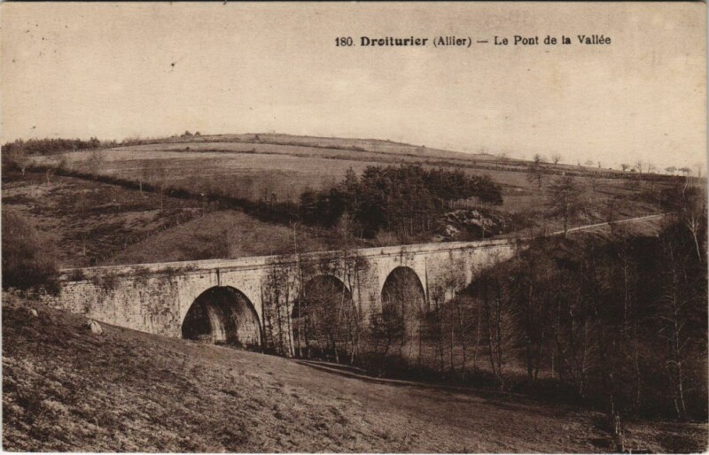 Carte postale ancienne Droiturier Le Pont de la Vallee à Droiturier