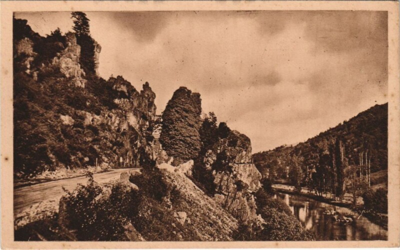 Carte postale ancienne Vallee de Chouvigny - Le Roc Armand et la Sioule à Chouvigny
