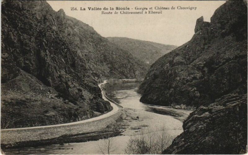 Carte postale ancienne Chouvigny Gorges et Chateau de Chouvigny à Chouvigny