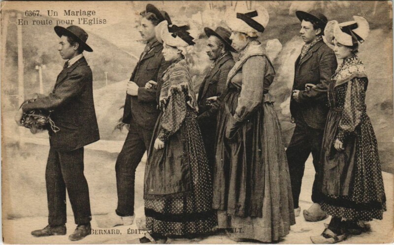 Carte postale ancienne Un Mariage - En Route pour l'Eglise - Folklore