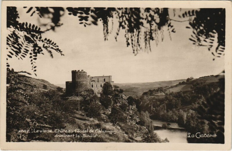Carte postale ancienne Chouvigny Chateau Feodal de Chouvigny à Chouvigny