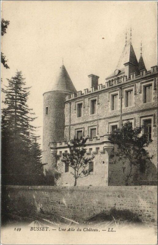 Carte postale ancienne Busset Une Aile du Chateau à Busset