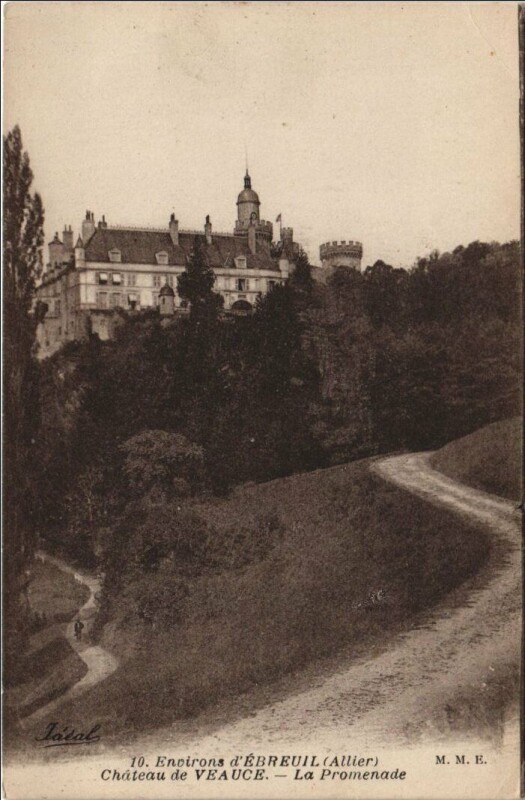 Carte postale ancienne Ebreuil Environs - Chateau de Veauce - La Promenade à Veauce