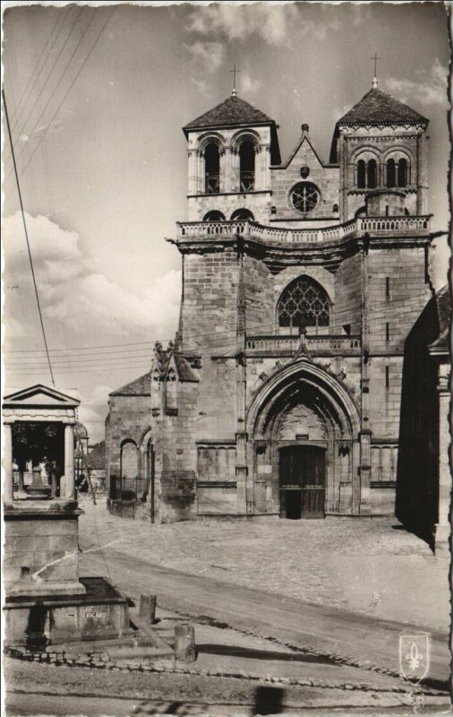 Carte postale ancienne Souvigny La Basilique à Souvigny