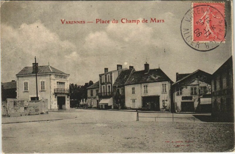 Carte postale ancienne Varennes-sur-Allier Place du Champ de Mars à Varennes-sur-Allier
