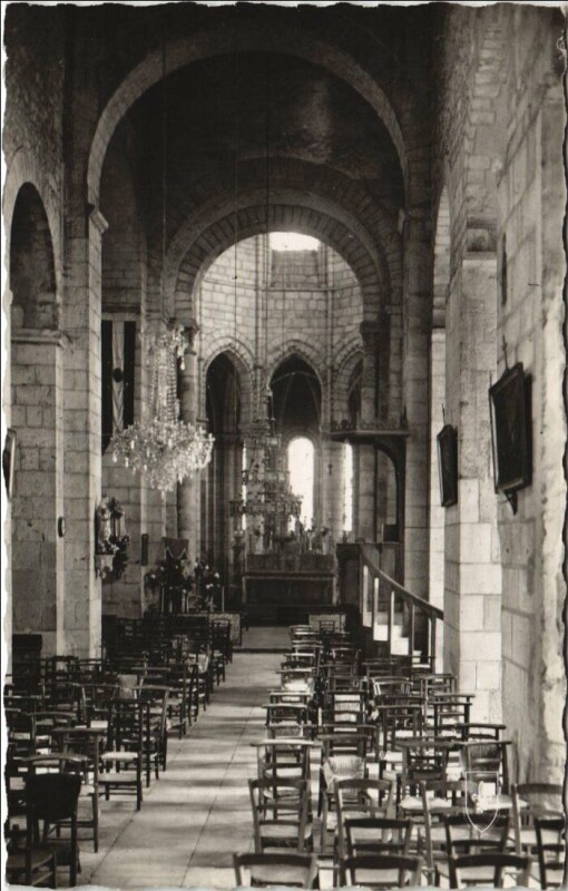 Carte postale ancienne Ebreuil Interieur de l'Eglise Saint-Leger