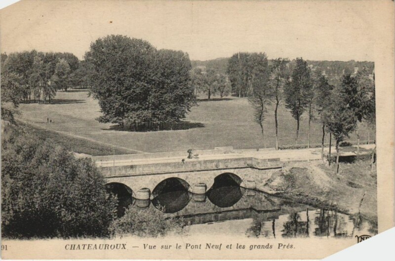 Carte postale ancienne Chateauroux Vue sur le Pont Neuf France