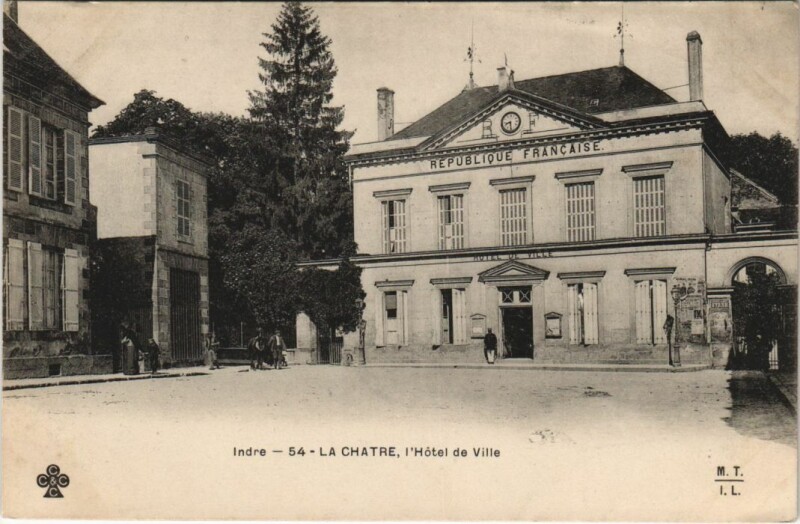 Carte postale ancienne La Chatre L'Hotel de Ville France