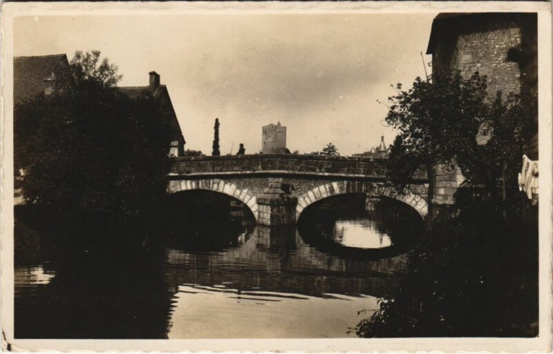 Carte postale ancienne Issoudun Sur les bords de la Gargonne France à Issoudun