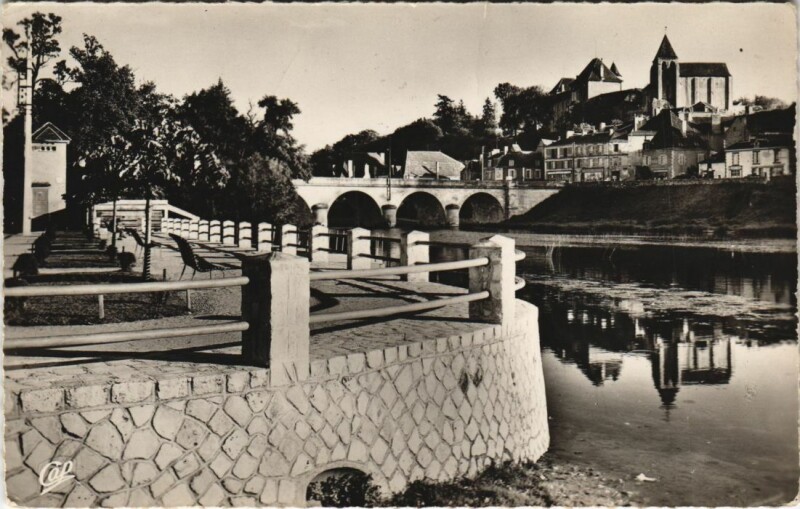 Carte postale ancienne Le Blanc Le Pont et le Chateau France au Blanc