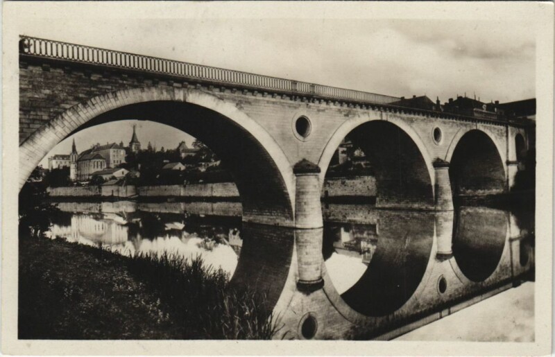 Carte postale ancienne Saint-Gaultier Perspective du pont s la Creuse France à Saint-Gaultier