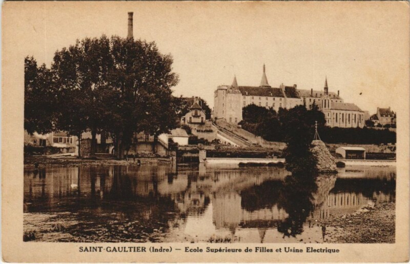 Carte postale ancienne Saint-Gaultier Ecole Superieure de Filles France à Saint-Gaultier