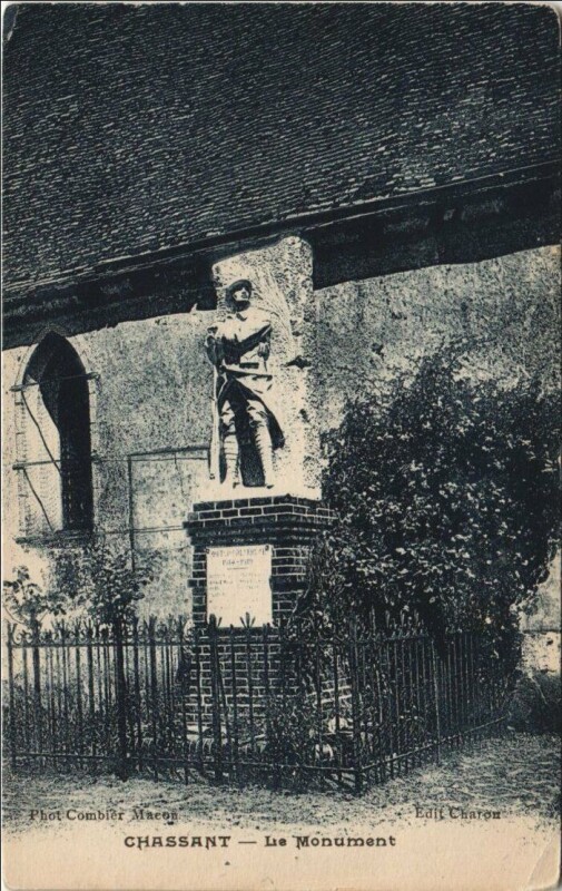 Carte postale ancienne Chassant Le Monument à Chassant