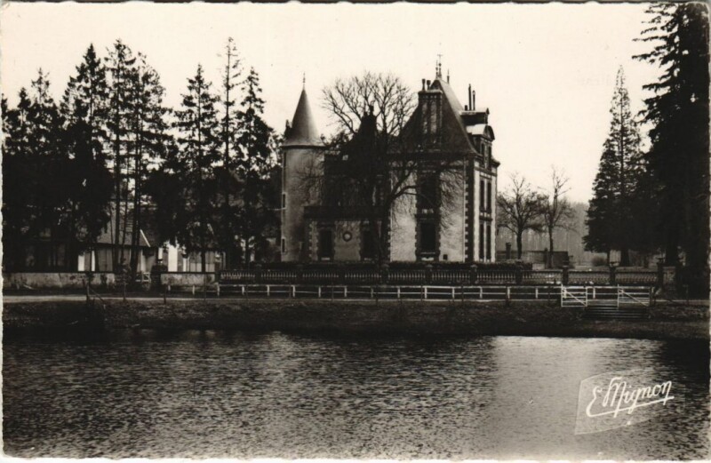 Carte postale ancienne Senonches Le Chateau et l'Etang de Tardais à Senonches
