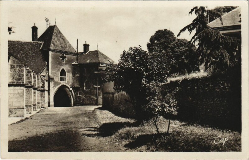 Carte postale ancienne Nogent-le-Rotrou Porche Saint-Laurent à Nogent-le-Rotrou