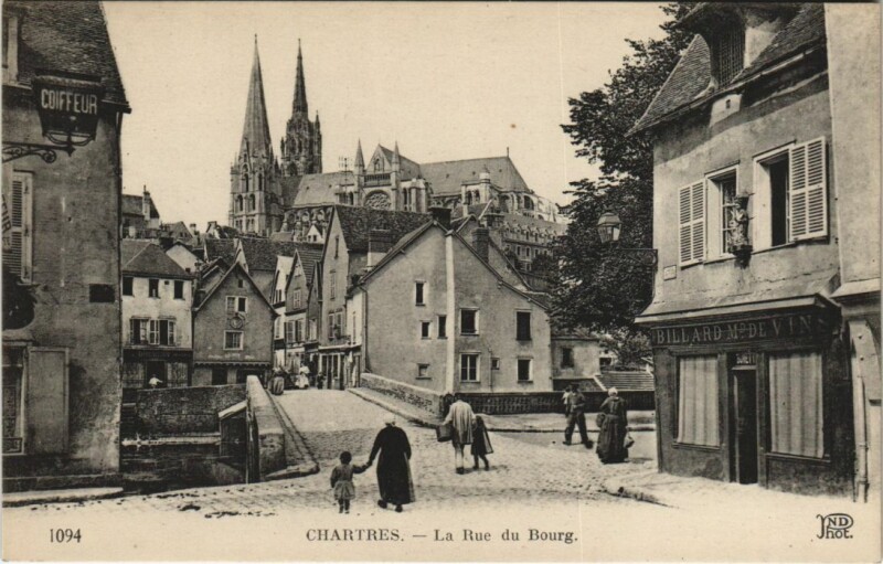 Carte postale ancienne Chartres La Rue du Bourg à Chartres