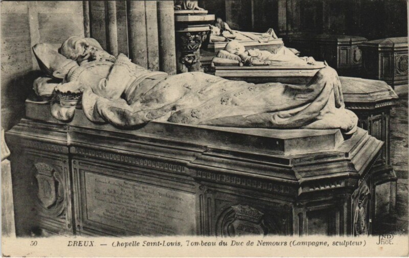 Carte postale ancienne Dreux Chapelle Saint Louis - Tombeau du Duc de Nemours à Dreux