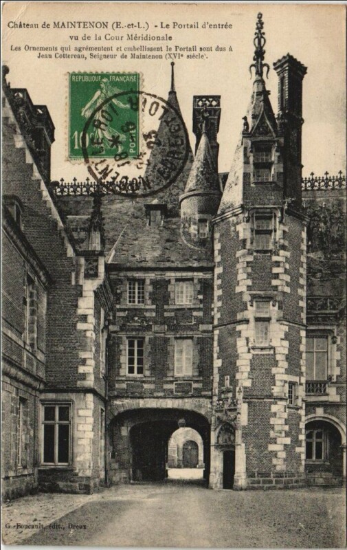 Carte postale ancienne Maintenon Chateau - Portail d'Entree - Vu de la Cour Meridionale à Maintenon