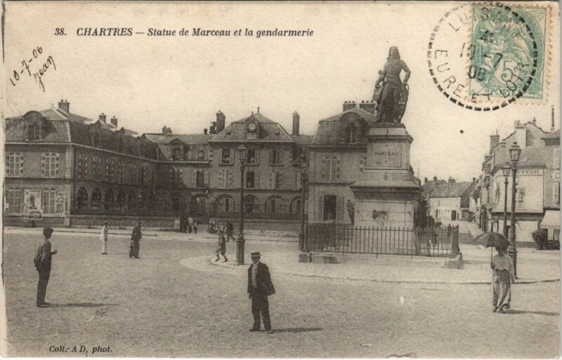 Carte postale ancienne Chartres Statue de Marceau et la Gendarmerie à Chartres