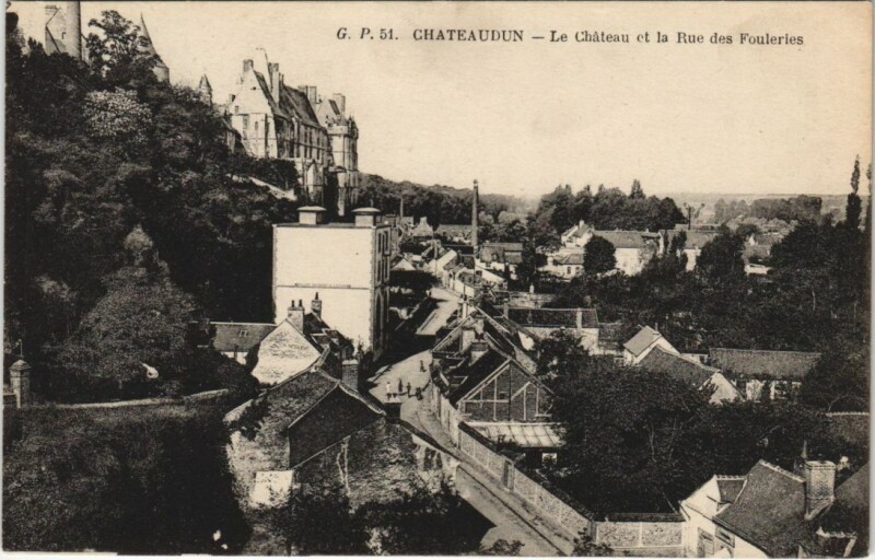 Carte postale ancienne Chateaudun Le Chateau et la Rue des Fouleries