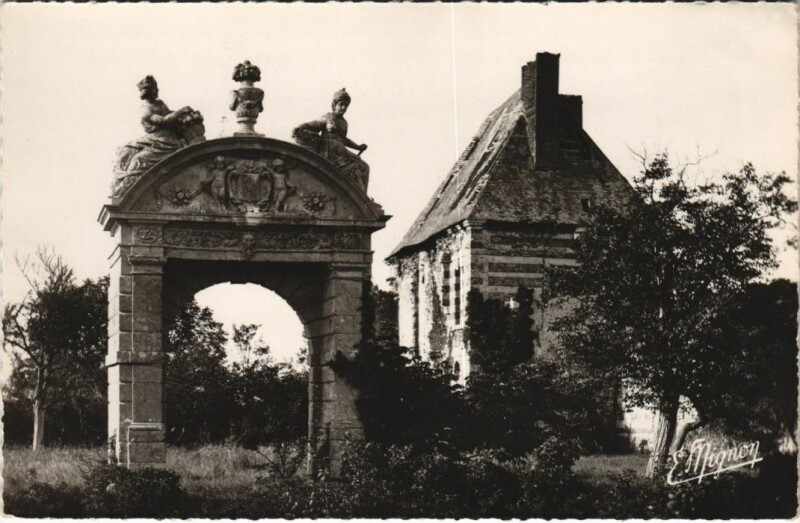 Carte postale ancienne Sorel-Moussel Ruines du Chateau de Sorel à Sorel-Moussel