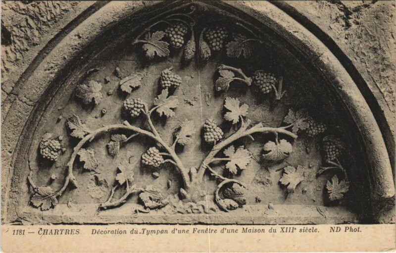 Carte postale ancienne Chartres Decoration du Tympan d'une Fenetre d'une Maison à Chartres