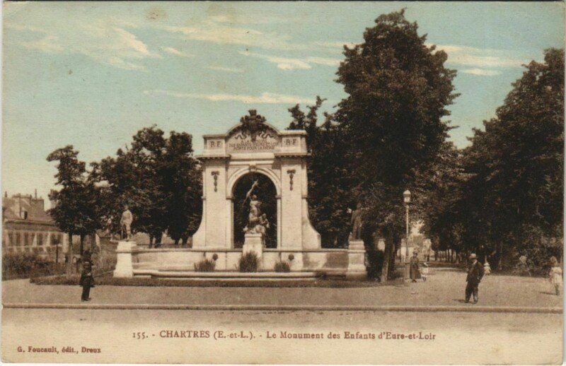 Carte postale ancienne Chartres Le Monument des Enfants d'Eure-et-Loir à Chartres