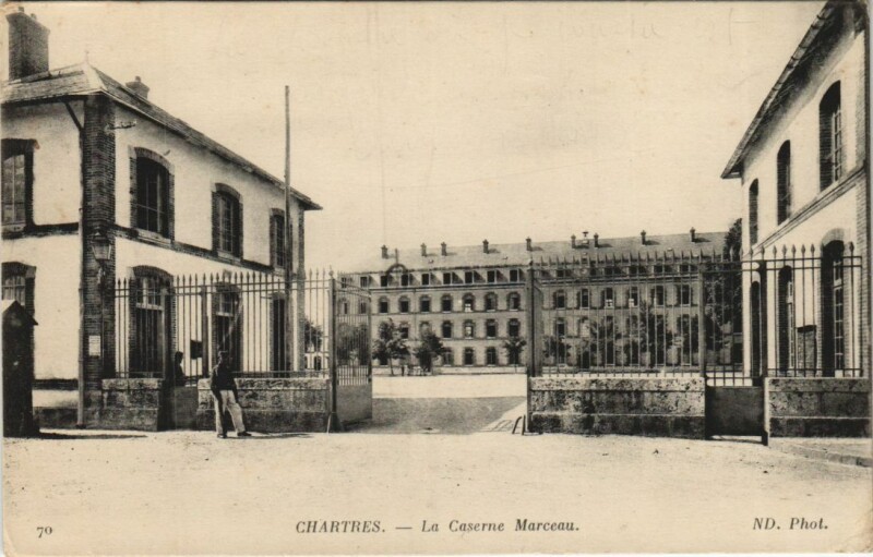 Carte postale ancienne Chartres La Caserne Marceau à Chartres