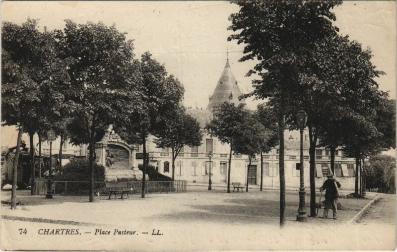 Carte postale ancienne Chartres Place Pasteur à Chartres