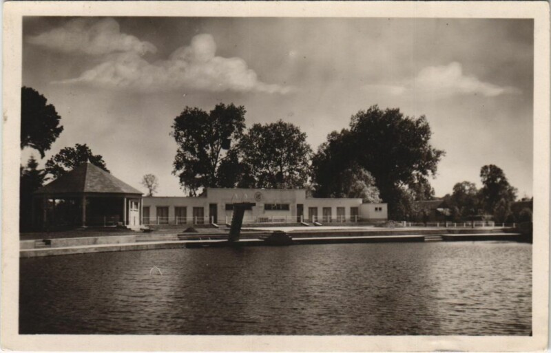 Carte postale ancienne Bonneval Le Kiosque et les Cabines à Bonneval