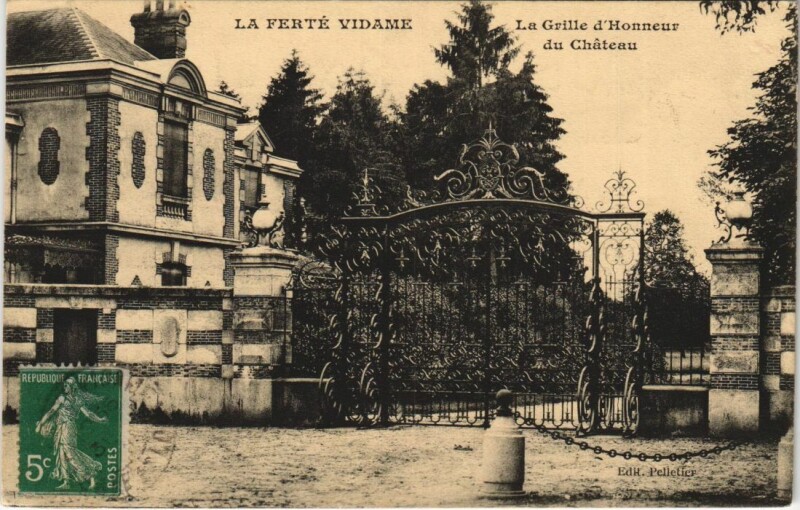 Carte postale ancienne La Ferte-Vidame La Grille d'Honneur du Chateau