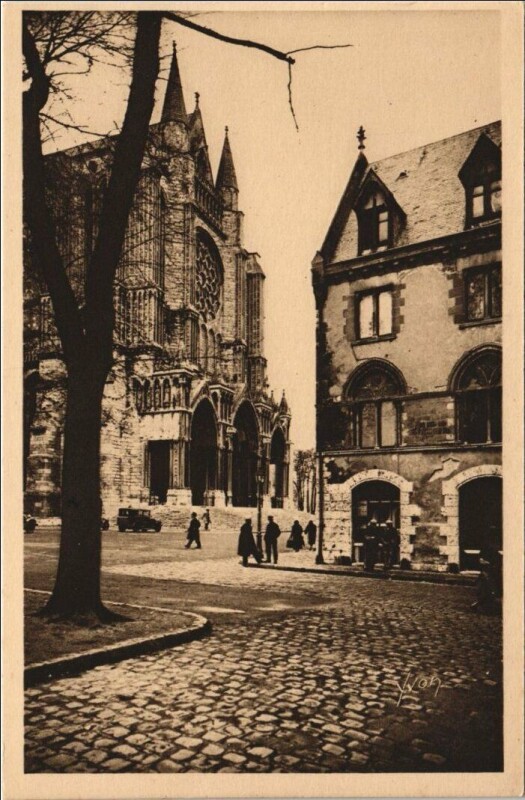 Carte postale ancienne Chartres L'Ancienne Poste et le Portail Sud à Chartres