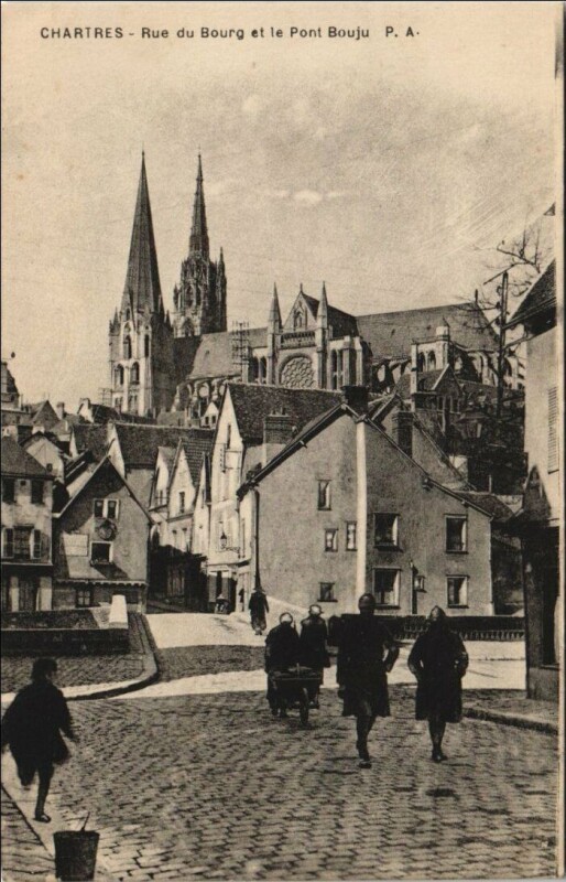 Carte postale ancienne Chartres Rue du Bourg et le Pont Bouju à Chartres