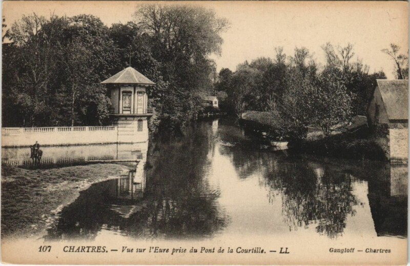 Carte postale ancienne Chartres Vue sur l'Eure prise du u Pont de la Courtille à Chartres