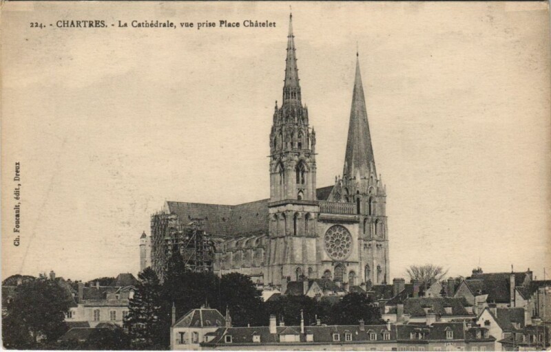 Carte postale ancienne Chartres La Cathedrale - Vue prise Place Chatelet à Chartres