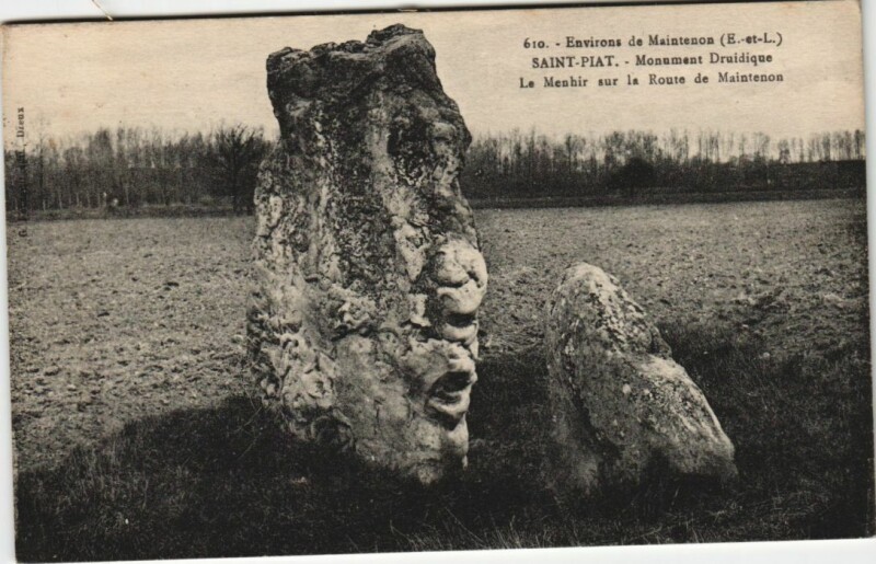 Carte postale ancienne Saint-Piat Monument Druidique - Le Menhir - Route de Maintenon à Maintenon