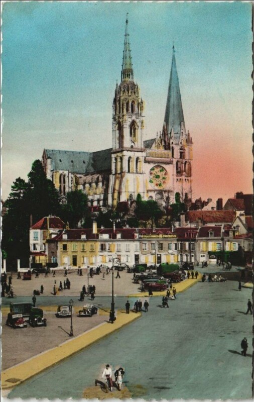 Carte postale ancienne Chartres Place Chatelet et la Cathedrale à Chartres