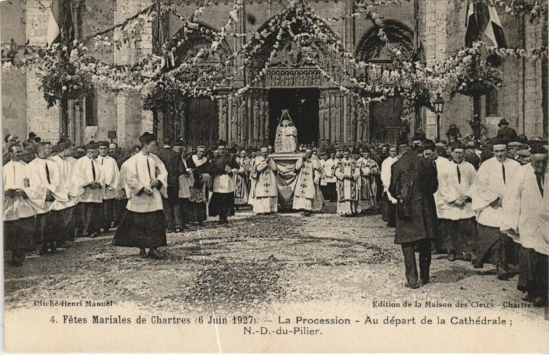 Carte postale ancienne Chartres La Procession, au depart de la Cathedrale France à Chartres