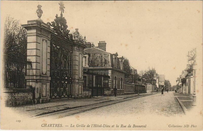 Carte postale ancienne Chartres La Grille de l'Hotel Dieu France à Chartres