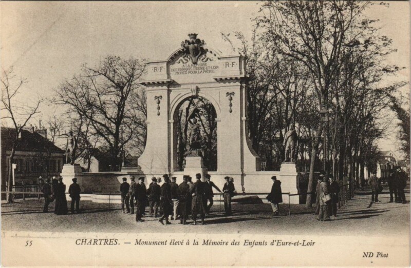 Carte postale ancienne Chartres Monument eleve a la Memoire des Enfants France à Chartres