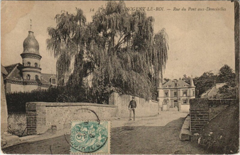 Carte postale ancienne Nogent le Roi Rue du Pont aux Demoiselles France à Nogent-le-Roi