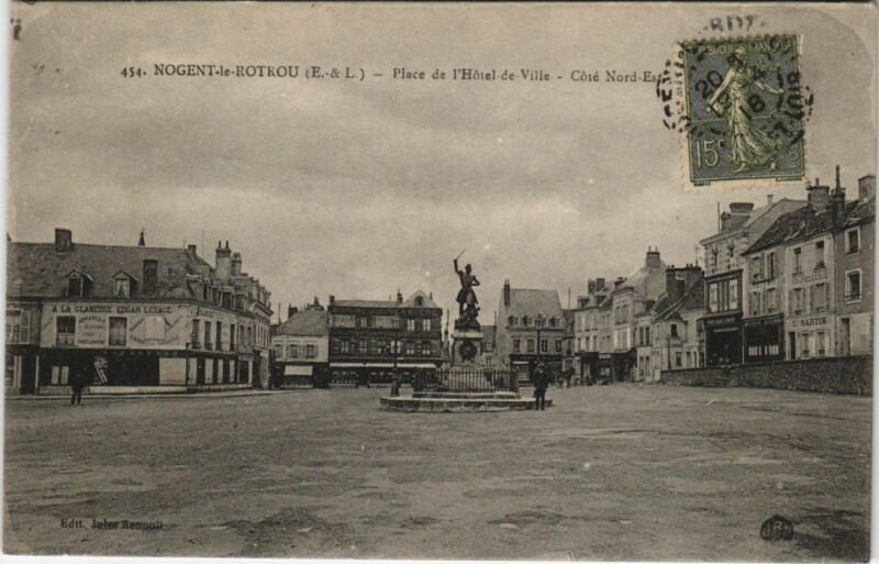 Carte postale ancienne Nogent-le-Rotrou Place de l'Hotel de Ville France à Nogent-le-Rotrou