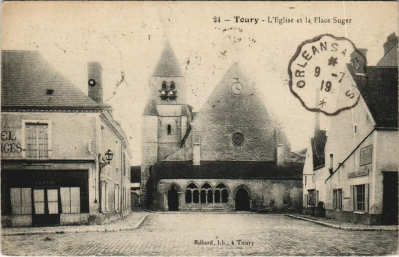 Carte postale ancienne Toury L'Eglise et la Place Suger France à Toury